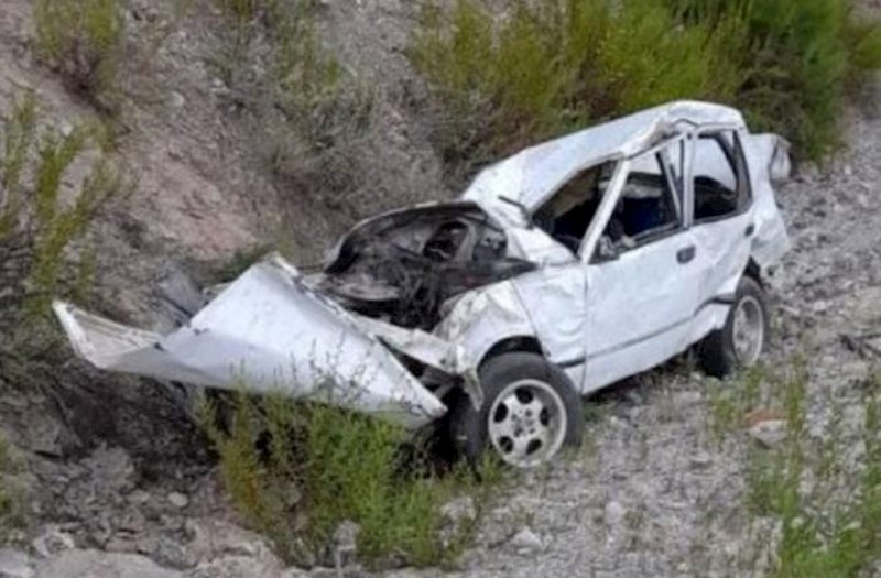 Türkiyədə bir ailənin yeddi üzvünün olduğu avtomobil dərəyə yuvarlanıb