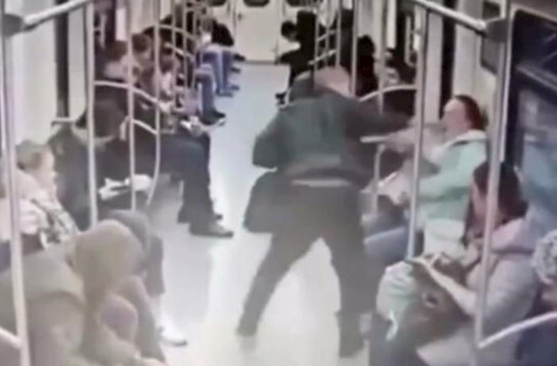 Moskva metrosunda insident: Ucadan telefonla danışdığı üçün qadını bıçaqladı - FOTO