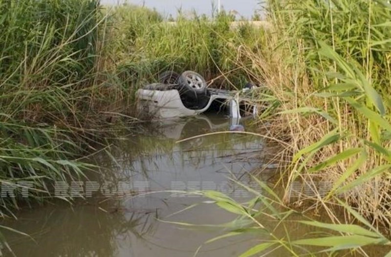 Kürdəmirdə ağır qəza: Avtomobil kanala aşdı, bir ailənin dörd üzvü yaralandı - FOTO