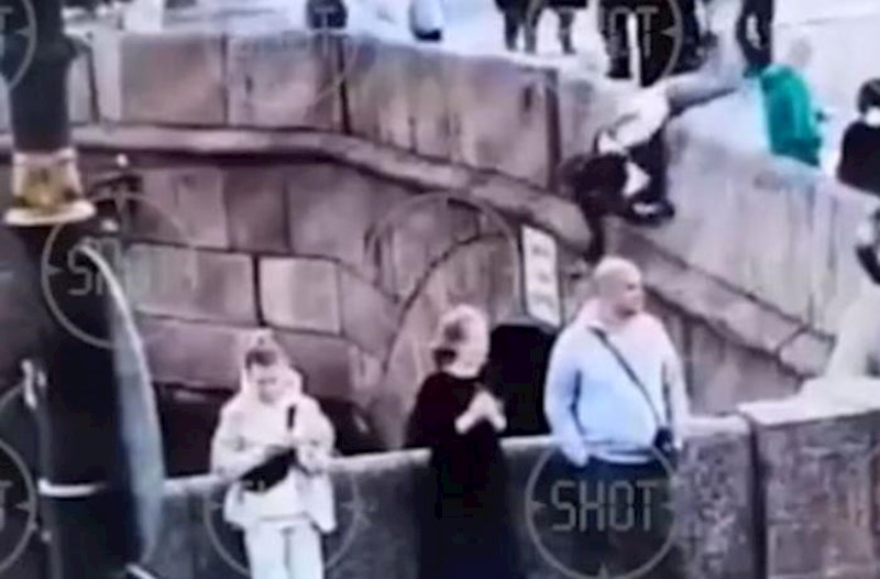 Sankt-Peterburqda qız sevgilisinin qucağından Qriboyedov kanalına düşdü - VİDEO