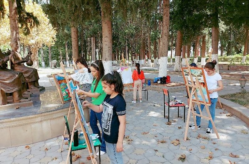 Ağdaş rayon Heydər Əliyev Parkında açıq havada rəsm təlimi təşkil edilib-FOTO