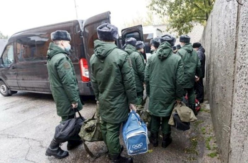 Rusiyada hərbi xidmətdə olmayan 51 yaşlı kişi orduya çağırıldı - FOTO