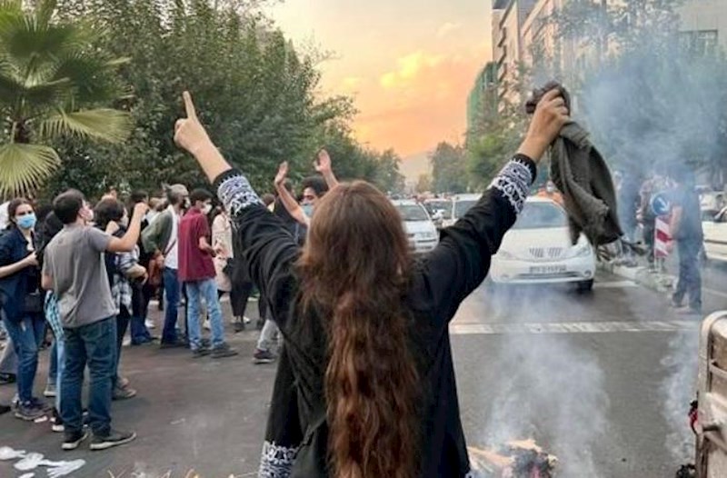 İran polisi etirazçı qadınları gülləbaran etdi - FOTO/VİDEO
