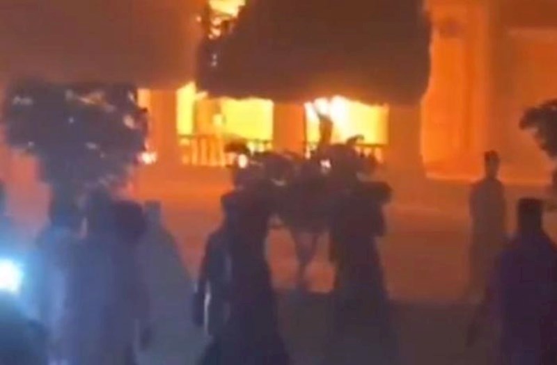 İranın Çabəhar şəhərində etirazçılar bələdiyyə binasını yandırdılar - VİDEO