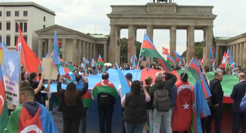 Azərbaycanlılardan Berlində tarixi Brandenburq qapısı qarşısında alman mediasına etiraz - VİDEO