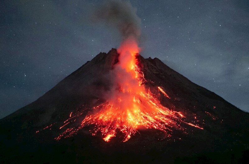 Vulkan püskürdü, alpinistlər yanaraq öldü - İtkin düşənlər var