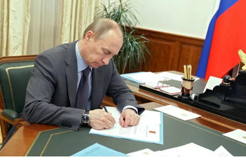 Putin TŞ katibinin müavinini işdən çıxardı