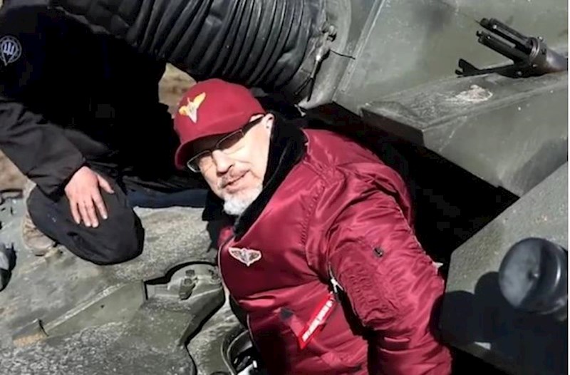 Ukraynanın müdafiə naziri Britaniyanın verdiyi tanka mindi - VİDEO