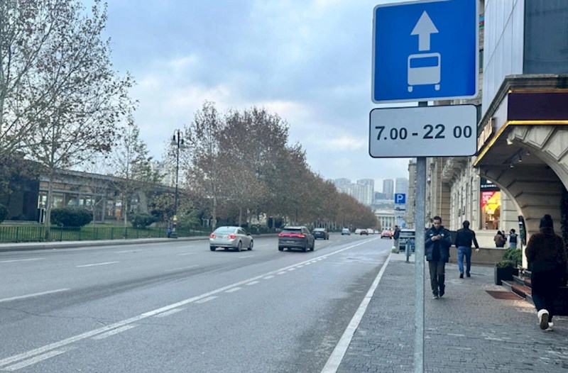 AYNA Bakıda avtobus zolağının qüvvədə olma vaxtını bildirən yol nişanlarını quraşdırmağa başlayıb