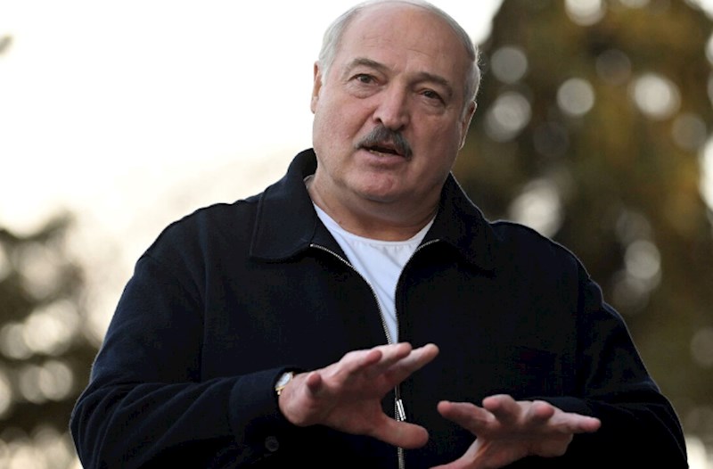 "Dollar və avro lazımsız valyutalardır" - Lukaşenko