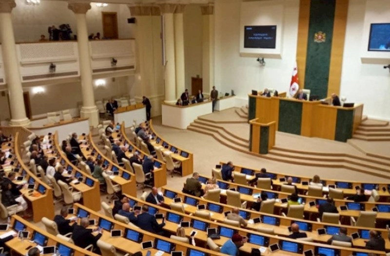 Gürcüstan parlamenti mübahisəli qanunu sonuncu oxunuşda qəbul etdi
