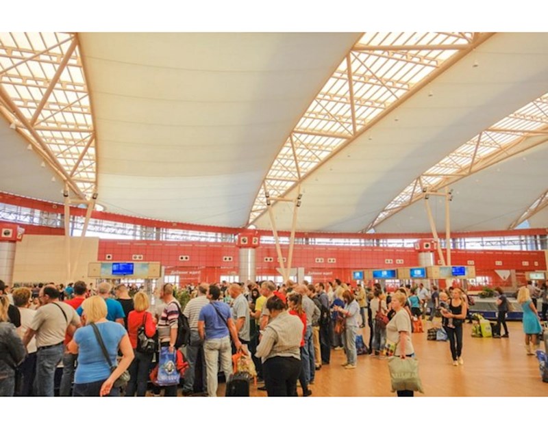 Misir aeroportunda bədbəxt hadisə: Reklam lövhəsi sərnişinlərin üzərinə aşdı