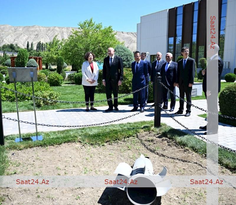 İlham Əliyev Vətən müharibəsi zamanı Ermənistanın "Azərbaycan" İES-ə atdığı raketin düşdüyü əraziyə baxıb
